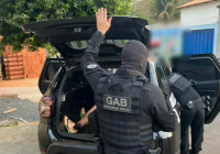 Durante a operação, foram presas 12 pessoas, além da apreensão de drogas, aparelhos celulares e dinheiro (Foto: PC)